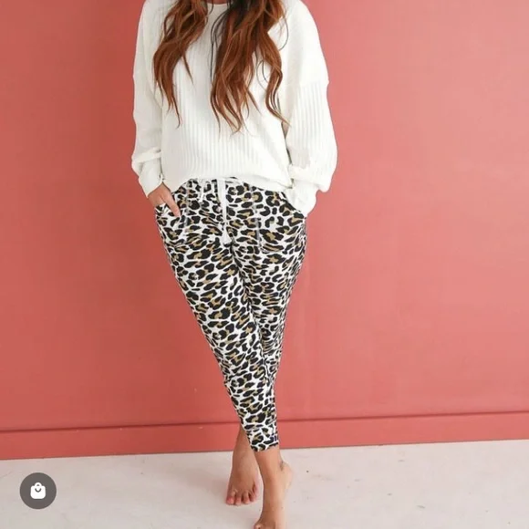 🐆 Emi & Kay Leopard Jogger Set - Picture 3 of 10